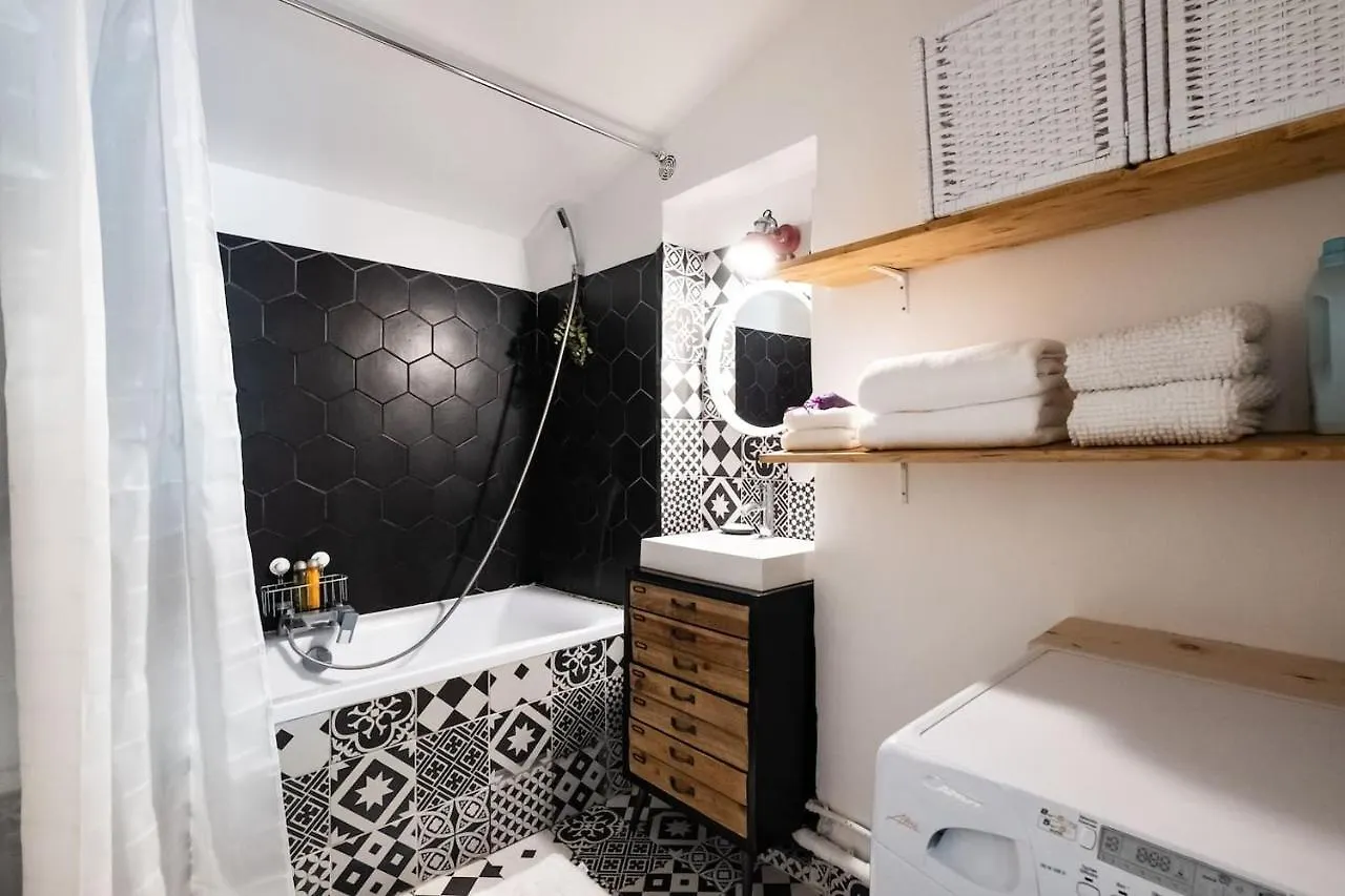 Apartment Sunny, Breezy Gem In The Centre Of The Old City Arles