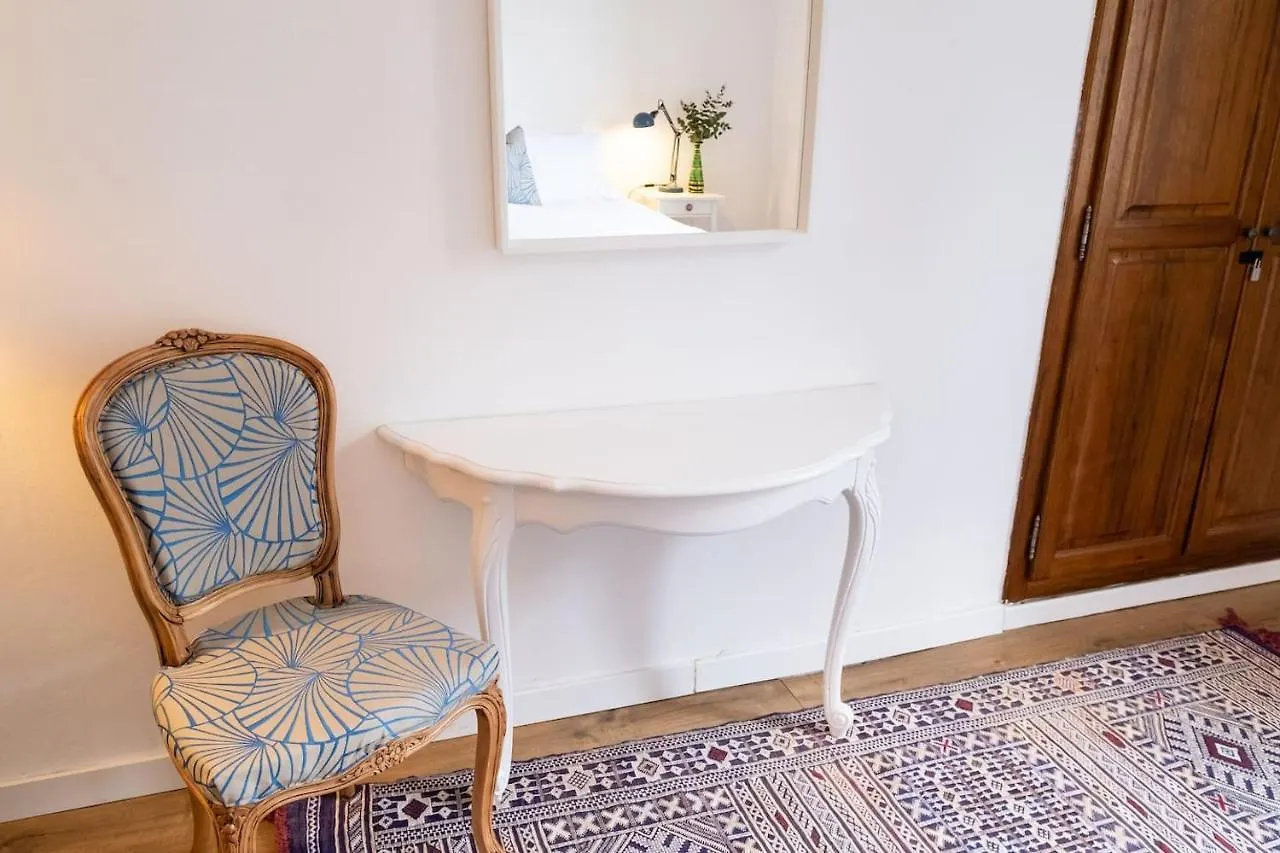 Sunny, Breezy Gem In The Centre Of The Old City Arles Apartment